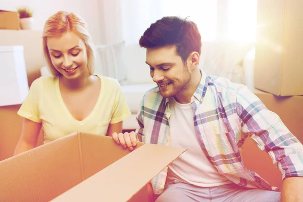 Sonriente pareja con grandes cajas moviéndose a nuevo hogar —  Fotos de Stock