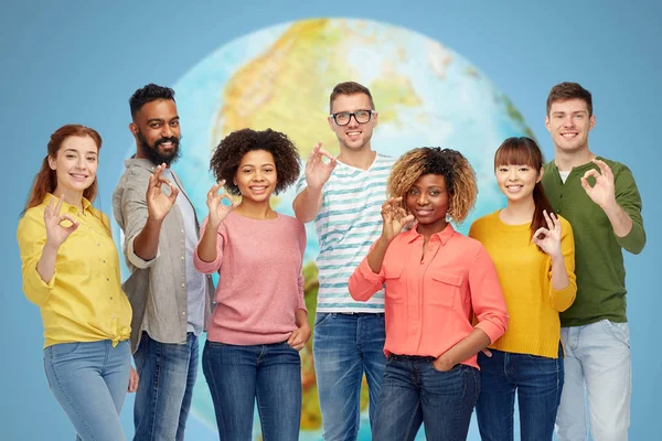 Grupo internacional de personas felices mostrando ok — Foto de Stock