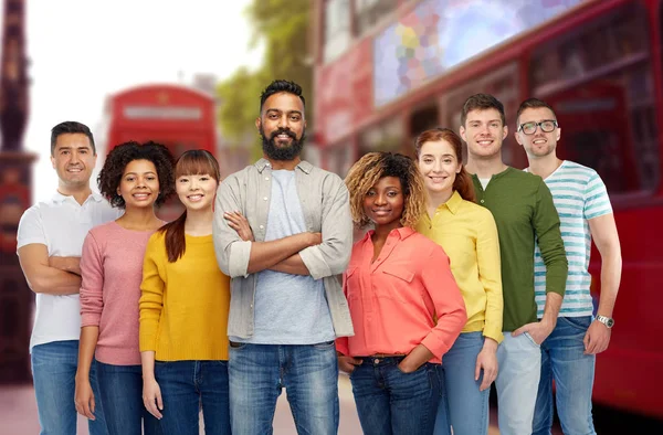 Groupe international de personnes heureuses à Londres — Photo