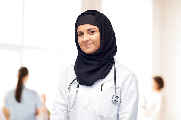 Мусульманська жінка-лікар в хіджабі зі стетоскопом Стокова Картинка