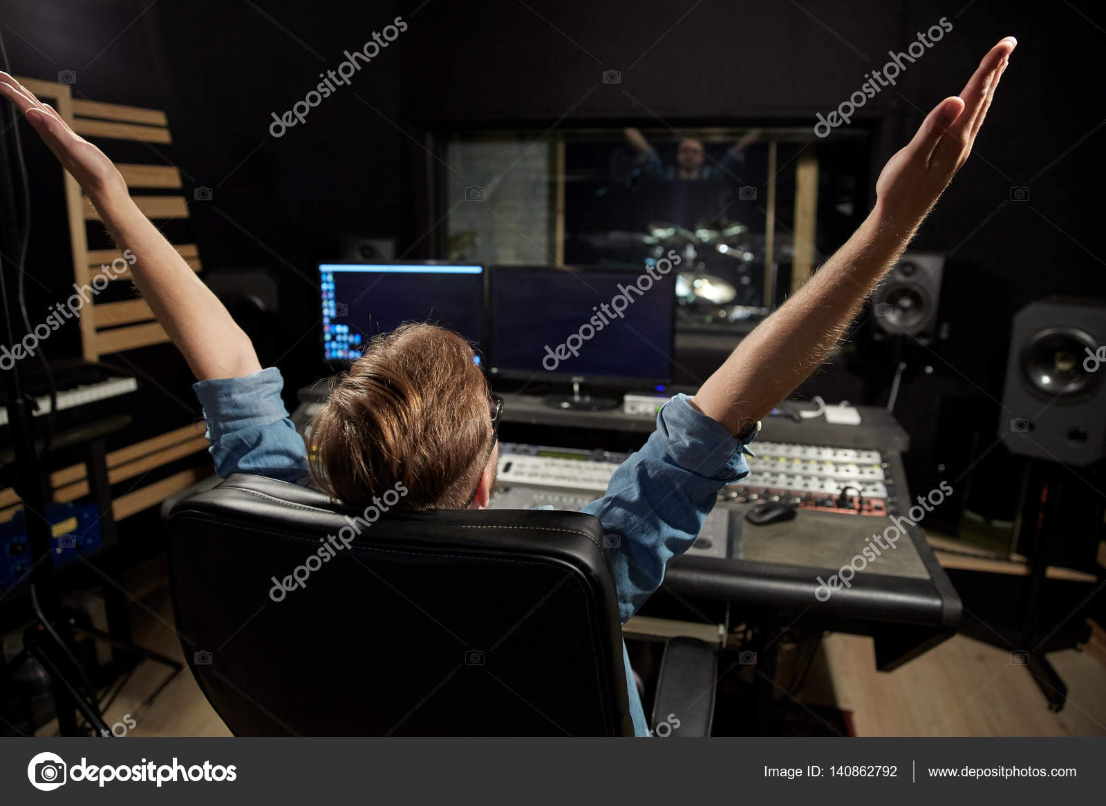 音楽のレコーディング スタジオにミキサーで男 ストック写真 C Syda Productions