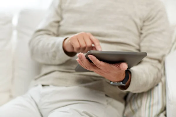 Närbild på senior mannen med TabletPC hemma — Stockfoto