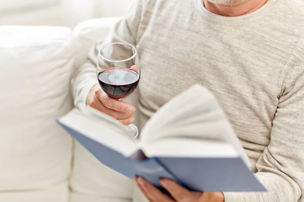 Primo piano di senior man con libro di lettura del vino — Foto Stock