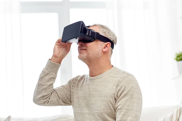 Homem velho na realidade virtual headset ou óculos 3d — Fotografia de Stock