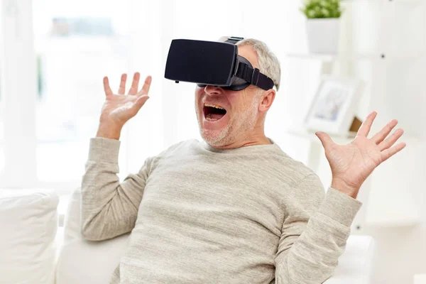 Homem velho na realidade virtual headset ou óculos 3d — Fotografia de Stock