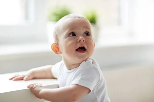 Menino pequeno feliz ou menina em casa — Fotografia de Stock