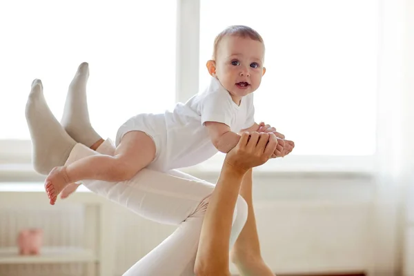 Moeder spelen met baby thuis — Stockfoto