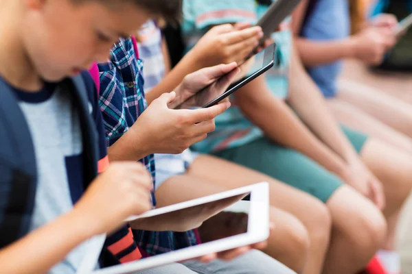 Närbild av grundskoleelever med TabletPC — Stockfoto