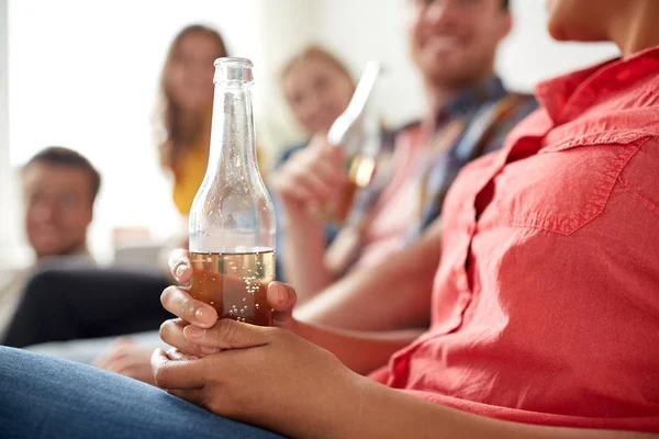 Gros plan de femme avec bouteille de bière et amis — Photo