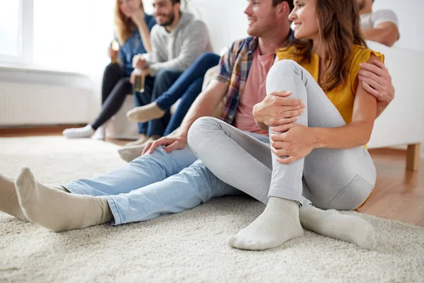 Close up de amigos felizes em casa — Fotografia de Stock