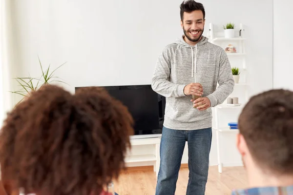 Groep gelukkige vrienden praten thuis — Stockfoto