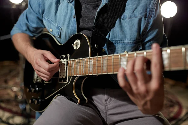 Homme jouant de la guitare à la répétition en studio — Photo