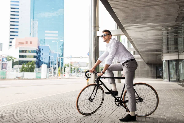 Hombre con bicicleta y auriculares en la calle de la ciudad — Foto de Stock