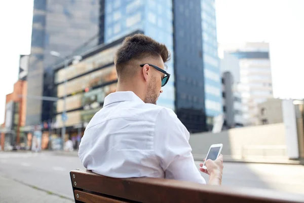 Primer plano del hombre mensajes de texto en el teléfono inteligente en la ciudad —  Fotos de Stock