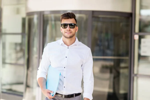 Junger Mann mit Geschäftsakte auf der Stadtstraße — Stockfoto