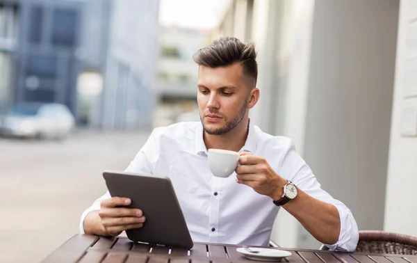 Hombre con PC tableta y café en la cafetería de la ciudad — Foto de Stock
