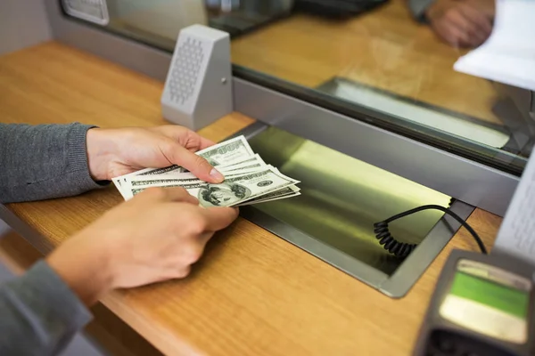 Hände mit Geld bei Bank oder Wechselstube — Stockfoto