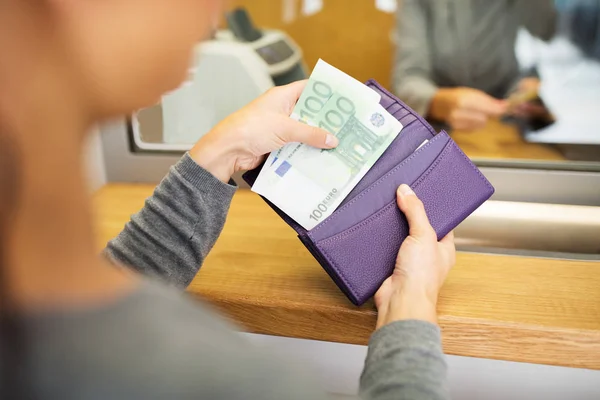 Hände mit Geld bei Bank oder Wechselstube — Stockfoto