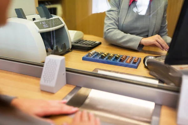 Clerk contando dinheiro em dinheiro no escritório do banco — Fotografia de Stock