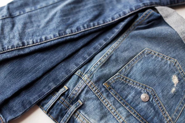 Nahaufnahme von Jeanshosen oder Jeans mit Tasche — Stockfoto
