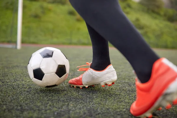 Jogador de futebol jogando com bola no campo de futebol — Fotografia de Stock