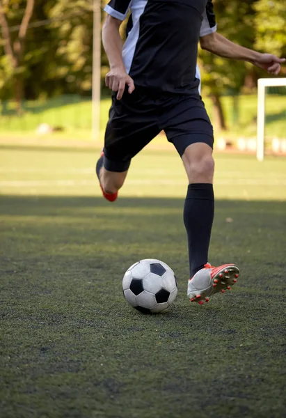 Ποδοσφαιριστής που παίζει με την μπάλα στο γήπεδο ποδοσφαίρου — Φωτογραφία Αρχείου