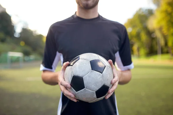 Close up de jogador de futebol com futebol em campo — Fotografia de Stock