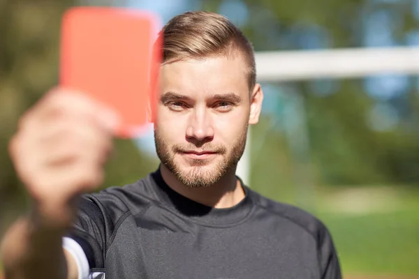 Futbol alanı gösteren kırmızı kartta hakem — Stok fotoğraf