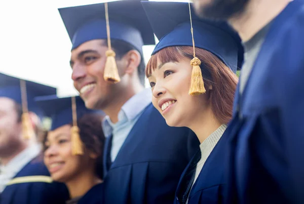 Estudantes felizes ou solteiros em placas de argamassa — Fotografia de Stock