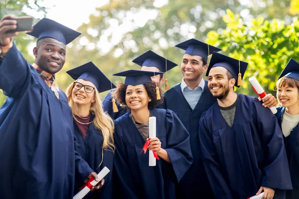 Studenter eller ungkarlar tar selfie av smartphone — Stockfoto