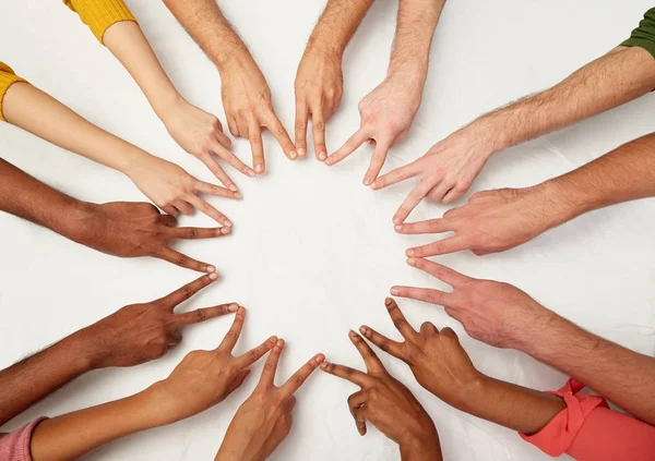 Gruppe internationaler Menschen zeigt Friedenszeichen — Stockfoto