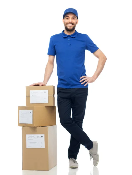 Hombre entrega feliz con cajas de paquete — Foto de Stock