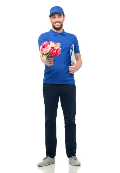 Hombre entrega feliz con flores y portapapeles — Foto de Stock