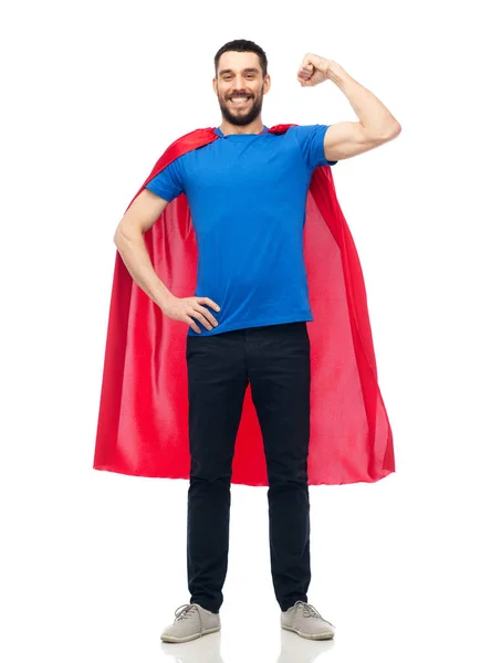 Щасливий чоловік у червоному супергеройському мисі — стокове фото