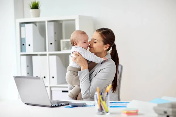 Femme d'affaires heureuse avec bébé et ordinateur portable au bureau — Photo