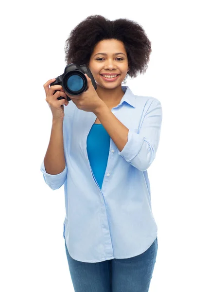 Mulher afro-americana feliz com câmera digital — Fotografia de Stock