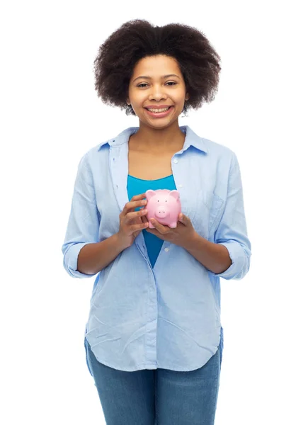 Gelukkig afro Amerikaanse jonge vrouw met spaarvarken — Stockfoto