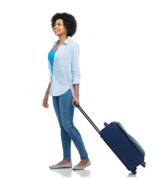 Mulher afro-americana feliz com bolsa de viagem de mão — Fotografia de Stock