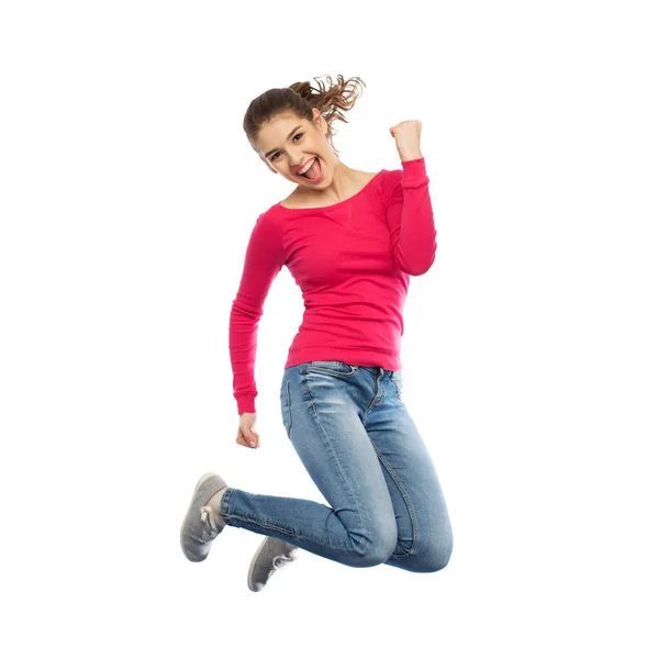 Улыбающаяся молодая женщина, прыгающая в воздухе — стоковое фото