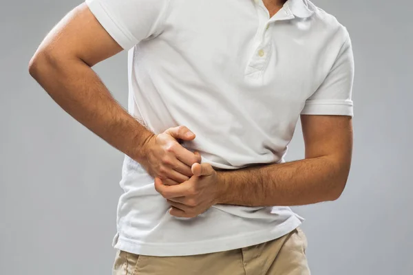 Nahaufnahme eines an Bauchschmerzen leidenden Mannes — Stockfoto