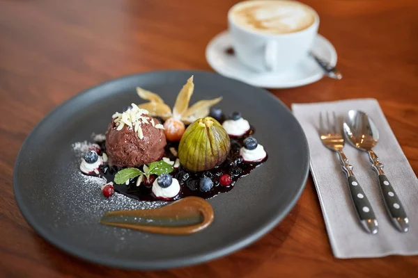 Chocolade-ijs dessert op bord in restaurant — Stockfoto