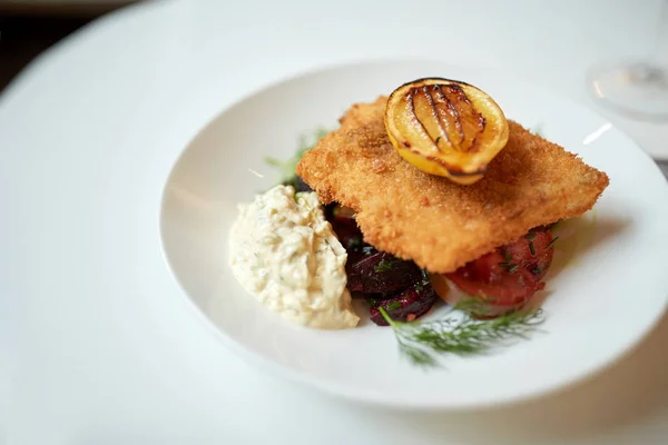Detailní záběr z rybí salát s citronem pečené na talíři — Stock fotografie