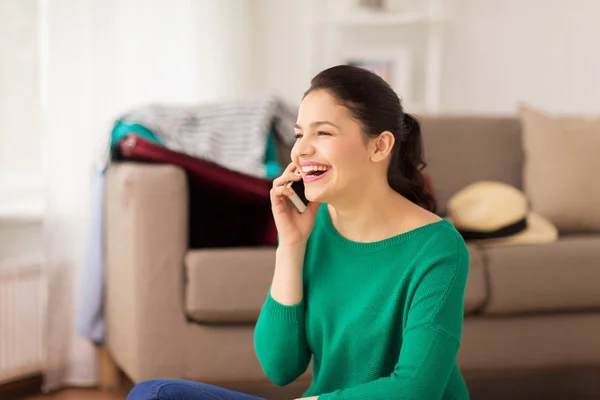 Lycklig kvinna ringer på smartphone hemma — Stockfoto