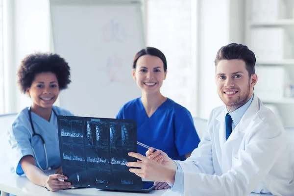 Gruppe glücklicher Ärzte diskutiert Röntgenbild — Stockfoto