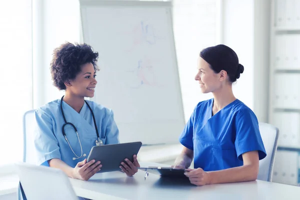 Médicos felices con la reunión de la PC tableta en el hospital — Foto de Stock