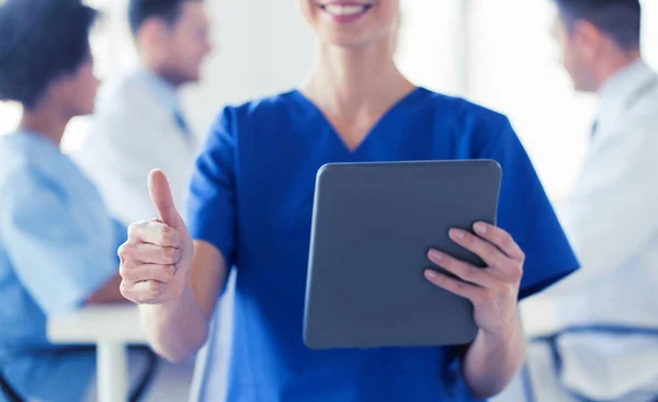 Close up van de verpleegkundige met de tablet pc weergegeven: duimen — Stockfoto
