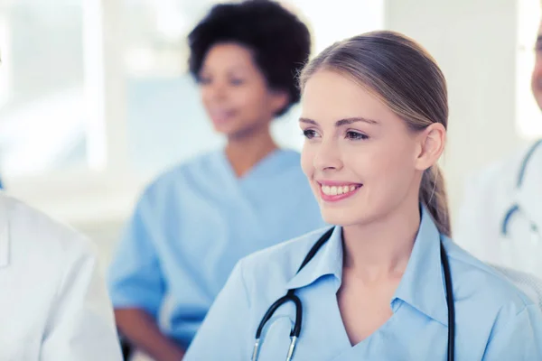 Medico felice sopra gruppo di medici in ospedale — Foto Stock