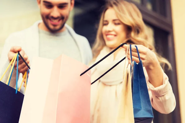 Close up de casal com sacos de compras na rua — Fotografia de Stock