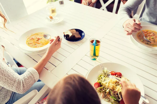 Närbild av familjen ha middag på restaurang — Stockfoto
