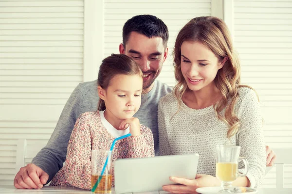 Famille heureuse avec tablette PC au restaurant — Photo